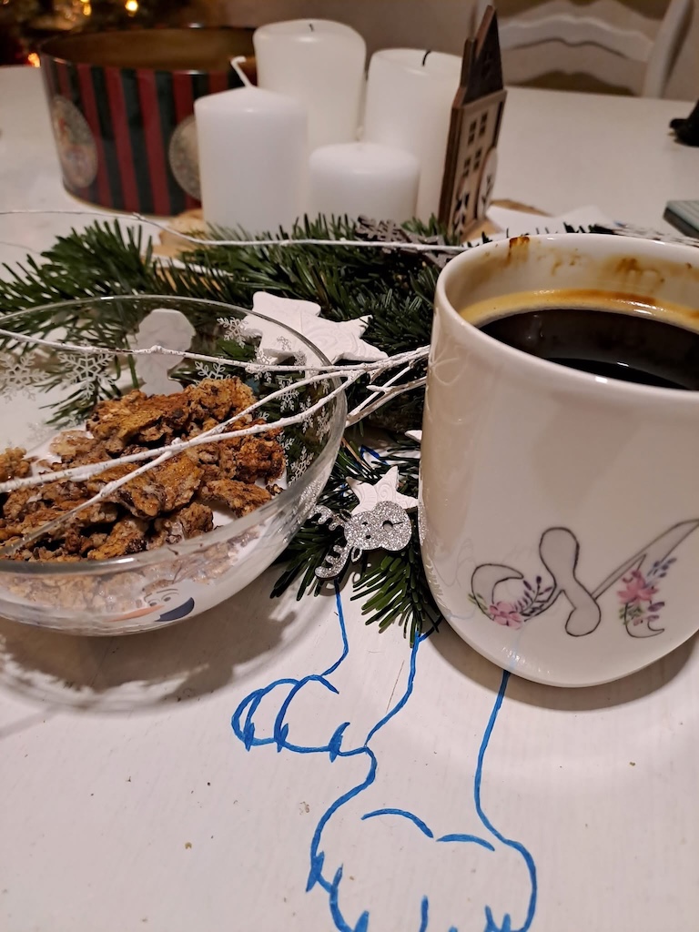 Photographie représentant un bol de muesli sain et gourmand, et d'une tasse de café pour un petit-déjeuner équilibré
