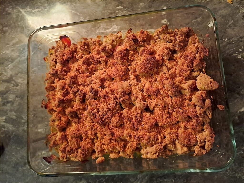 Quiche aux légumes saine Photographie d'un gratin de légumes recouvert d'un crumble salé