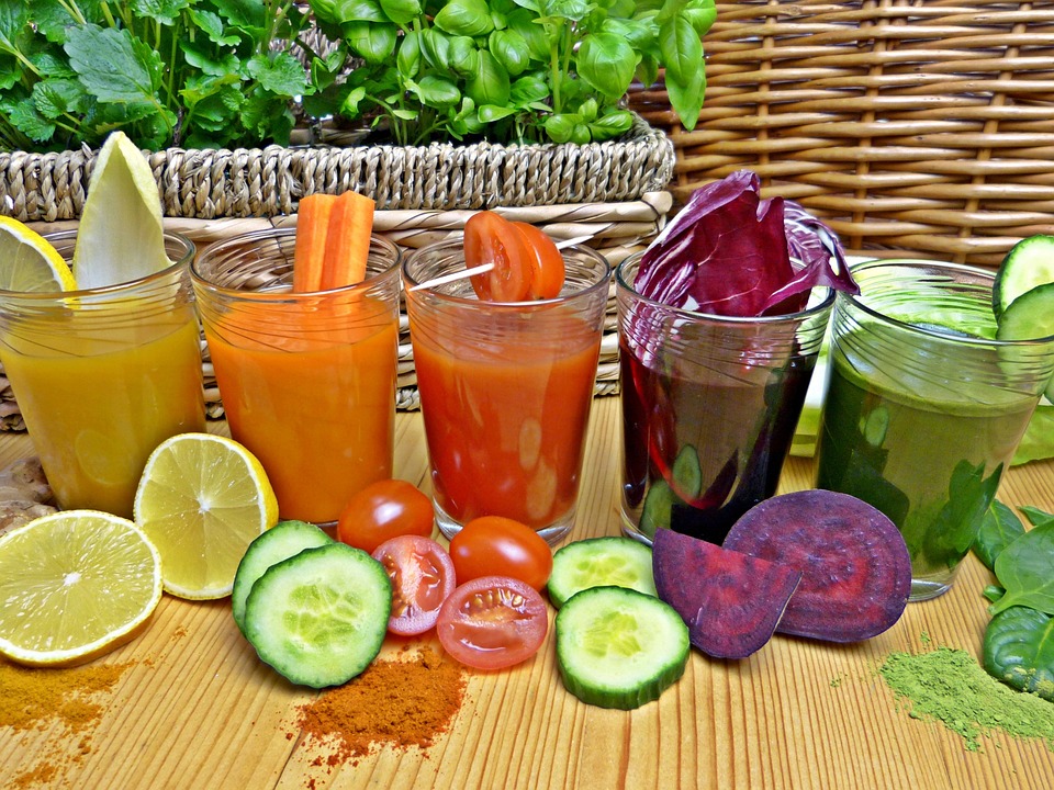 Détox – jus de légumes Photographie représentant des jus de légumes illustrant l'article de blog sur la détox