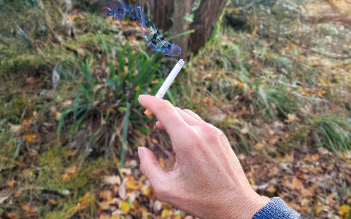 Photographie représentant la main d'une femme tenant une cigarette, illustrant le forfait "arrêt du tabac" proposé par votre conseillère en bien-être.